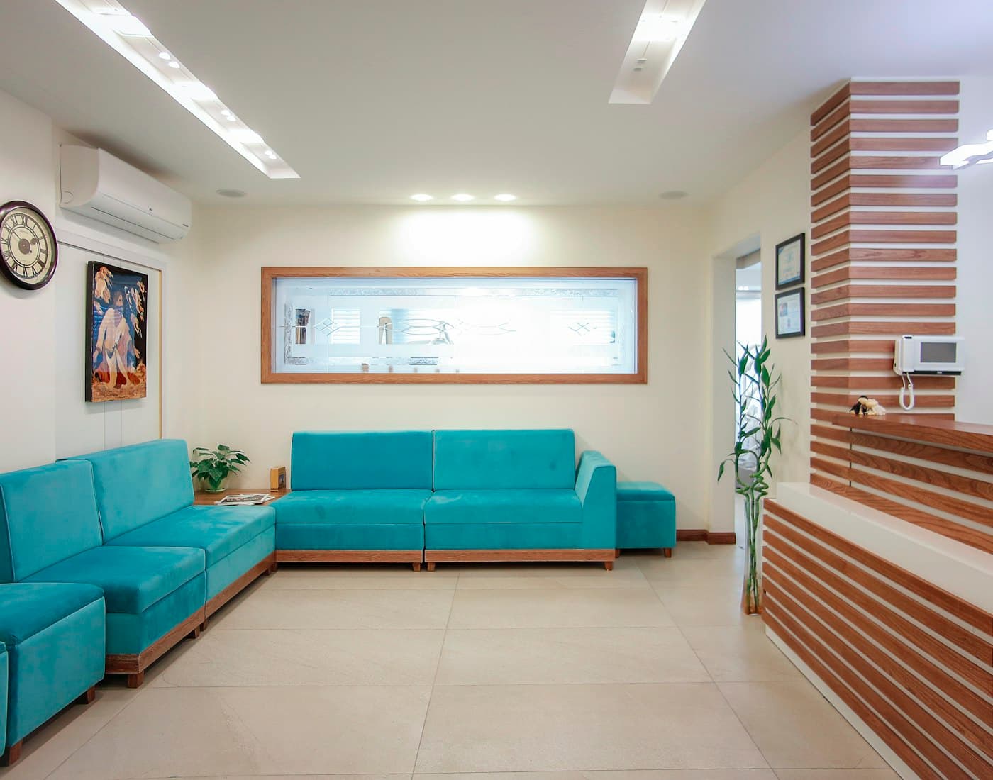 Sala de espera clara com sofá verde-água